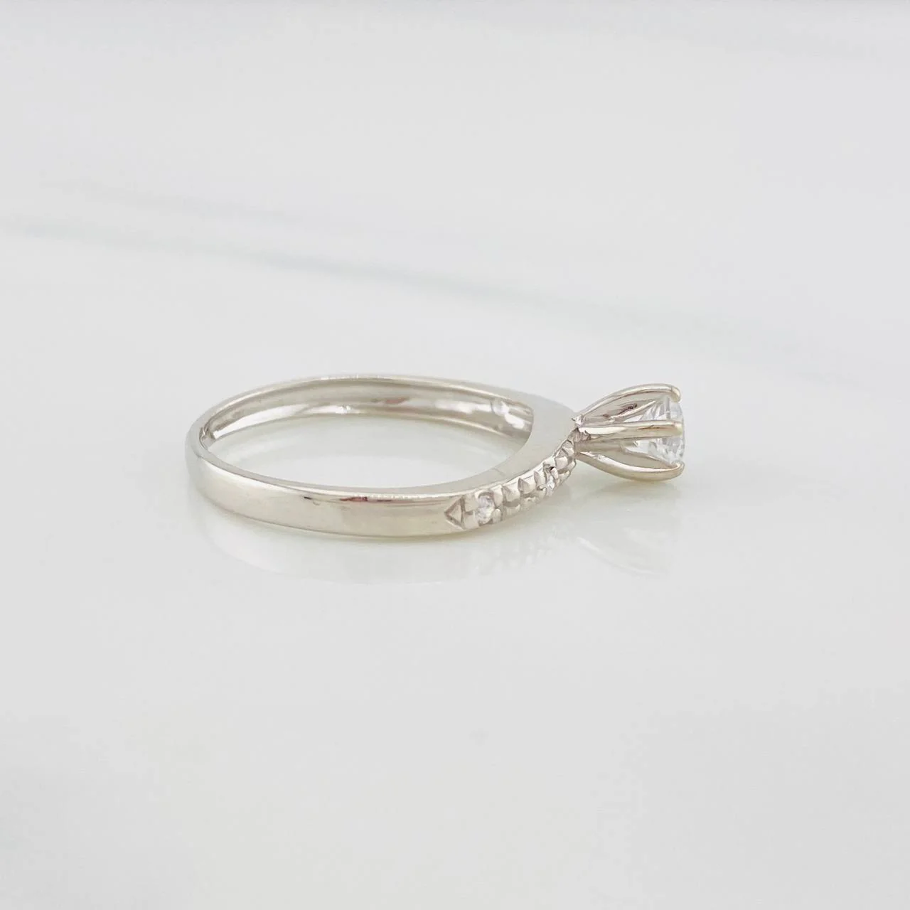 Anillo Solitario curvo 1.75g / T5 1/2 Oro Blanco 18K - Image 4