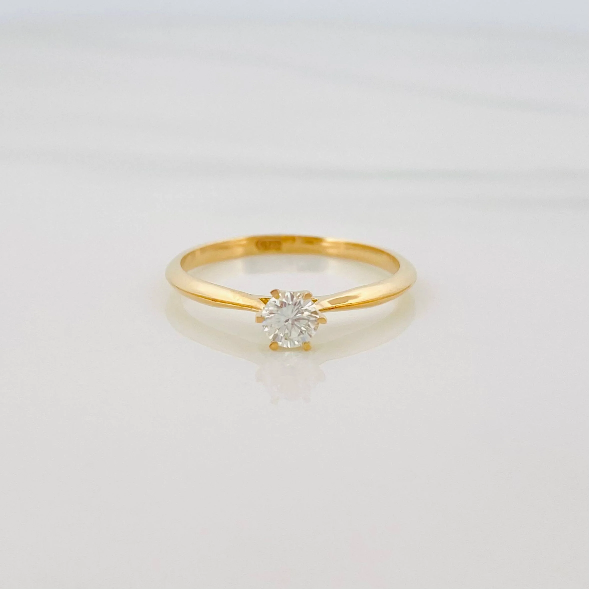 Anillo Solitario Diamante 24 Pts 1.6 g / T5 1/2 Oro Amarillo 18K