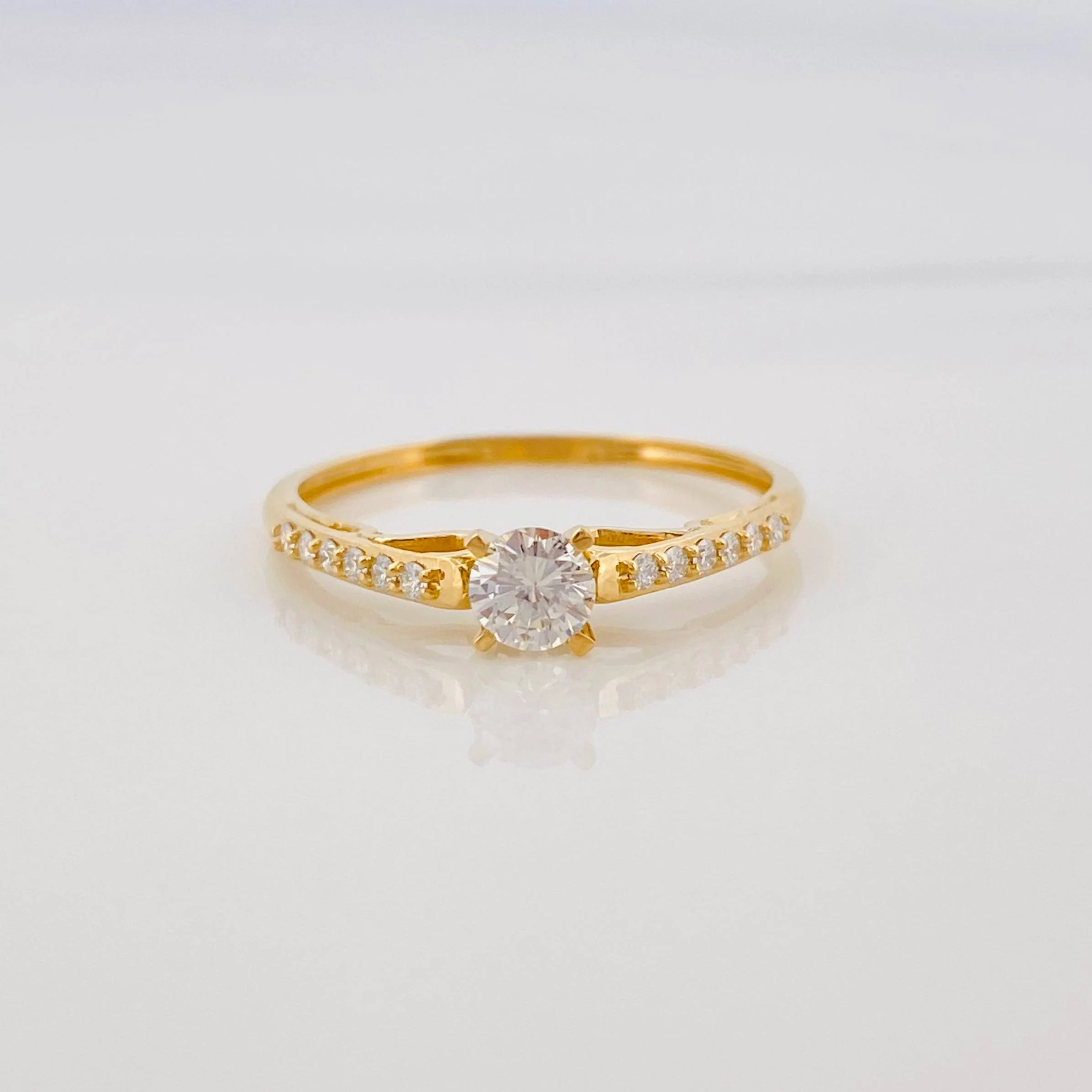 Anillo Solitario Diamantes 34 Pts 1.3 g / T7 Oro Amarillo 18K