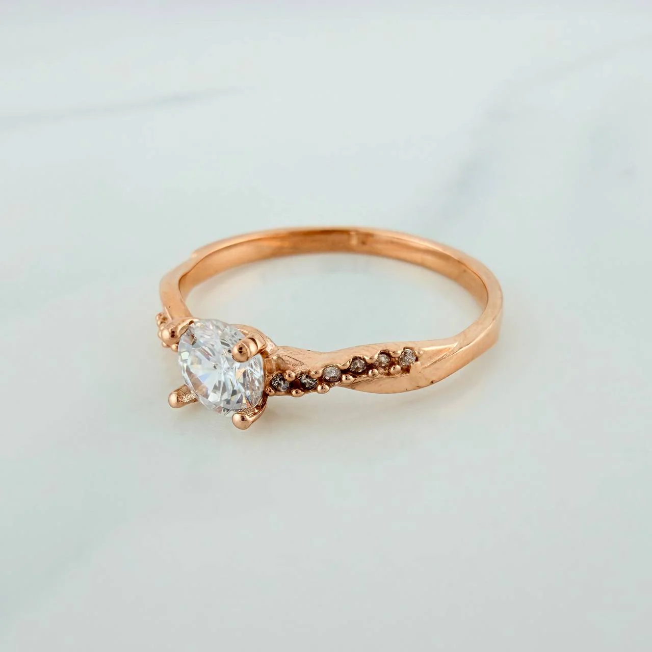 Anillo Solitario Entrelazado 2gr / T7 1/4 / Oro Rosa 18K % - Image 2