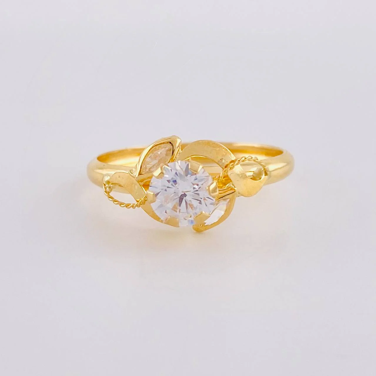 Anillo Solitario Flor De Cristal 1.8 g / T9 1/4 Oro Amarillo 18K