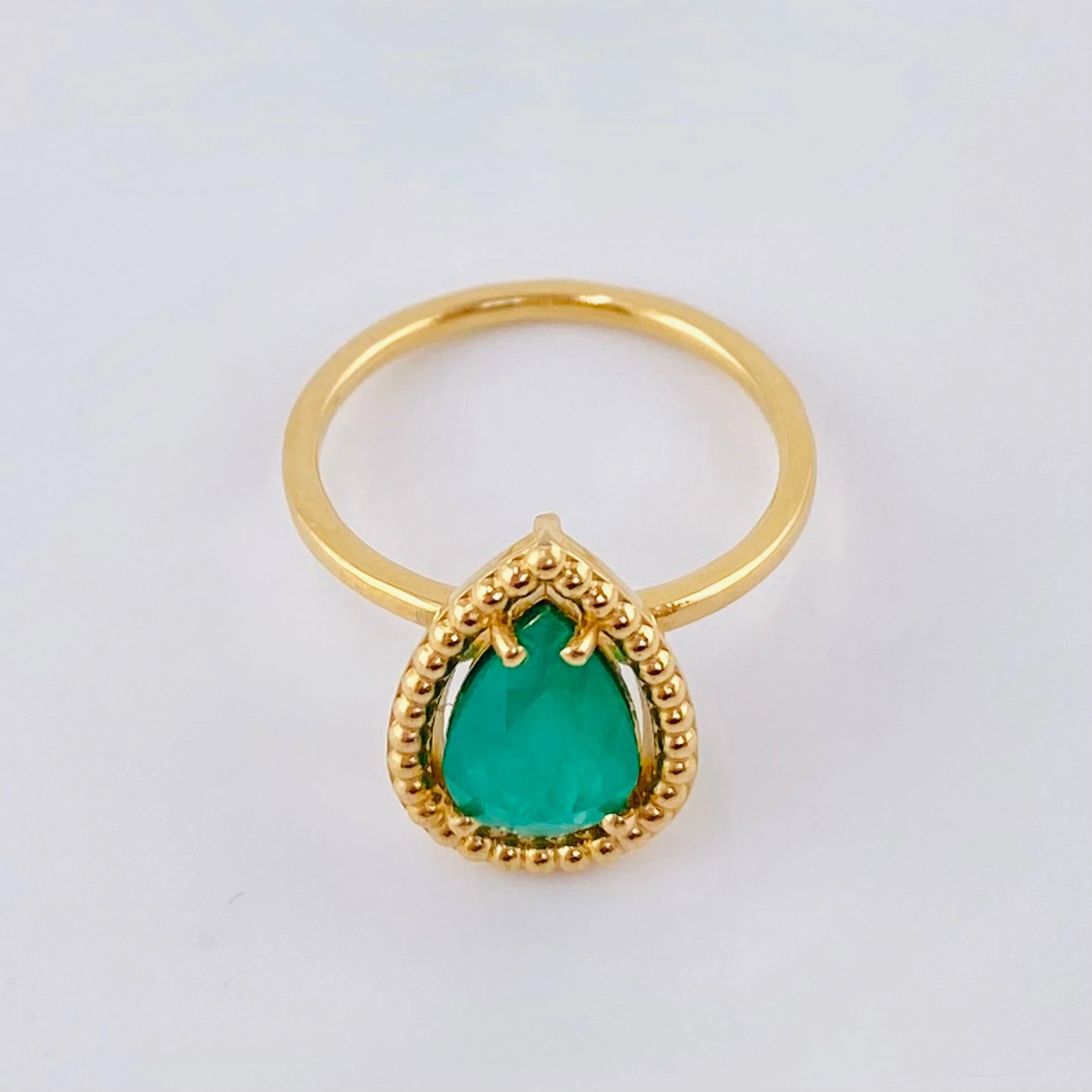 Anillo Solitario Gota Bordeada 1.6 Qts Esmeralda 4.65gr / T7 1/4 / Oro Amarillo 18K - Image 3