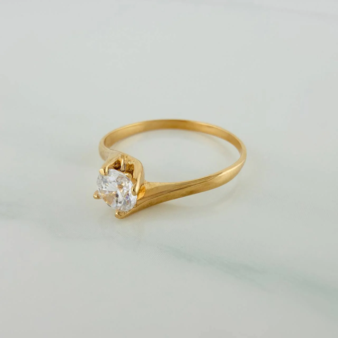 Anillo Solitario Linea Cruzada 1.45gr / T5 1/2 / 2.2cm / Oro Amarillo 18K $ - Image 2