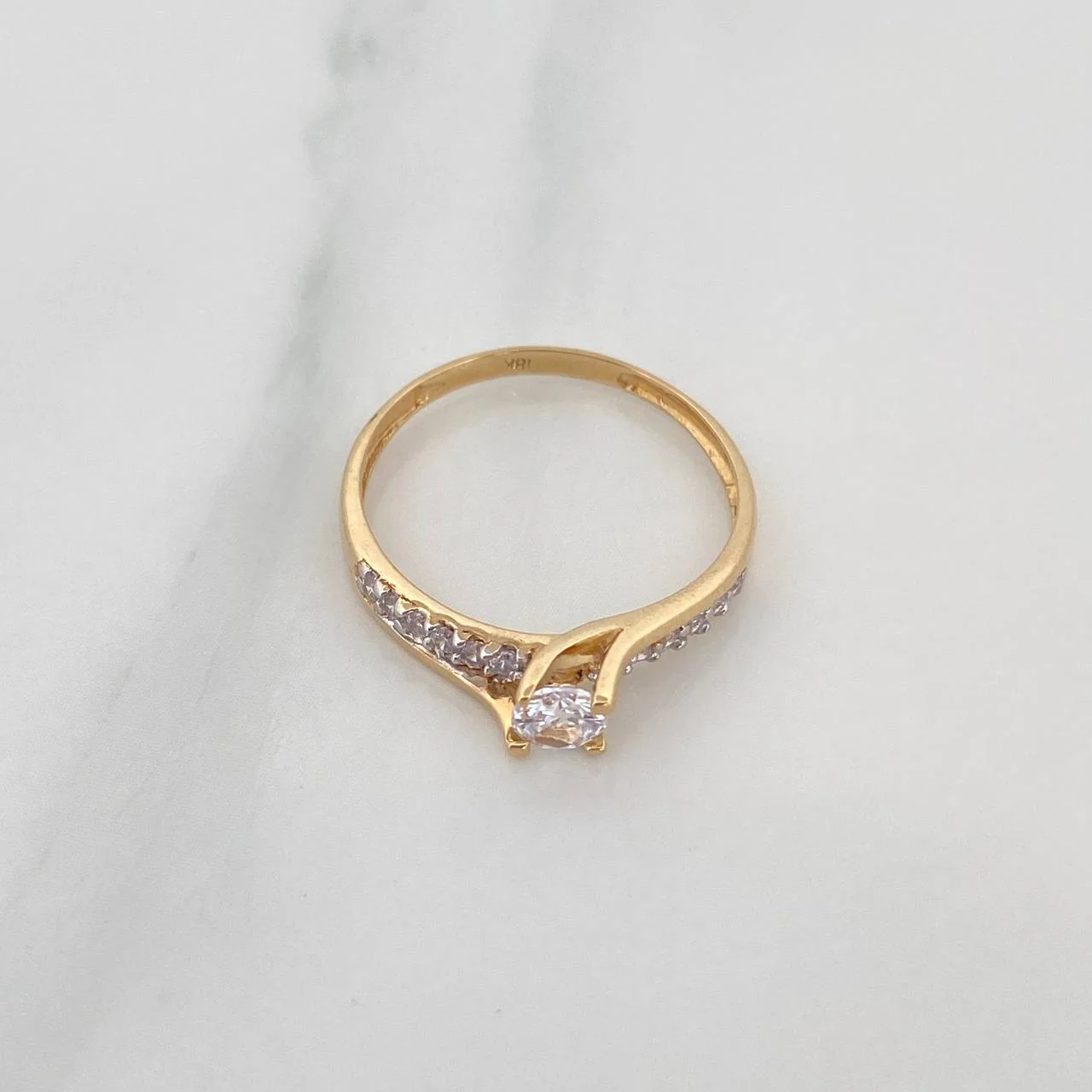 Anillo Solitario Linea Invertida 1.7 g / T6 Dos Oros Amarillo Blanco 18K - Image 2