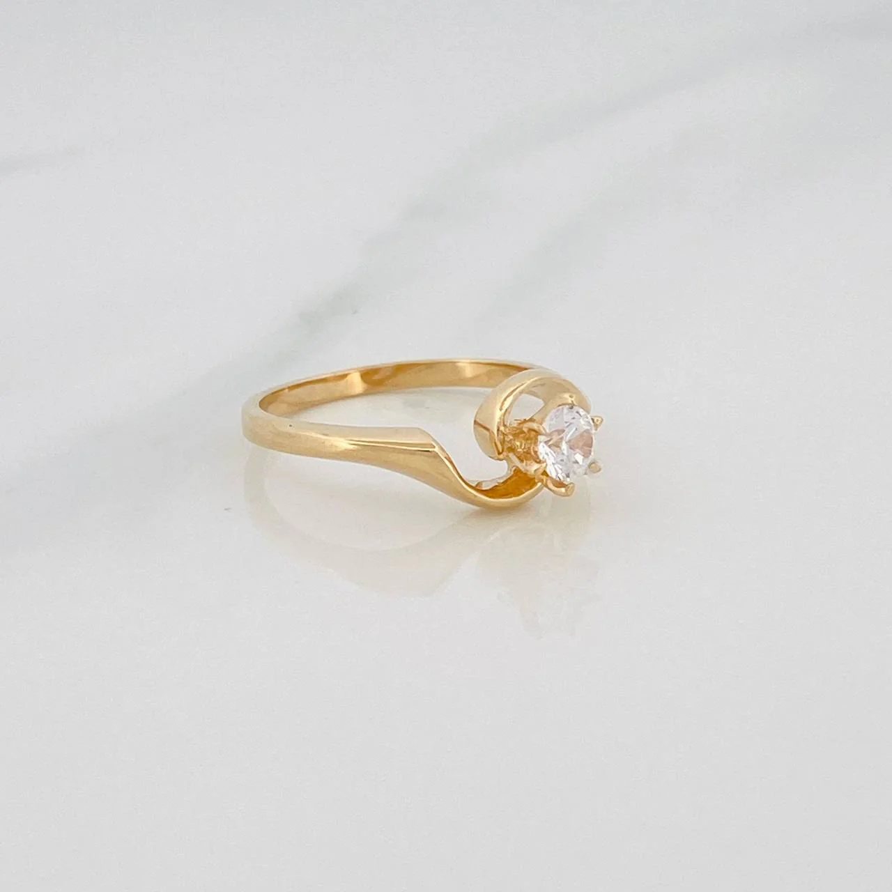 Anillo Solitario Ola 2.6g / T5 1/2 Oro Amarillo 18K - Image 3