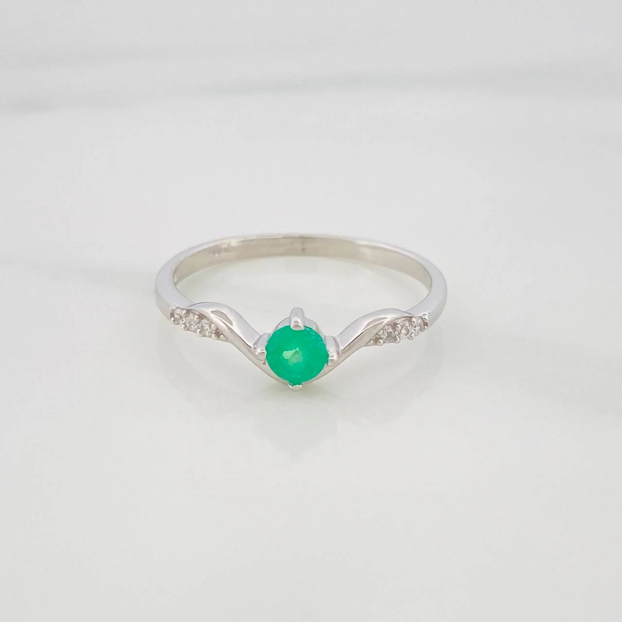 Anillo Solitario Tiara Esmeralda 20 Pts 1.2 g / T6 3/4 Plata 925