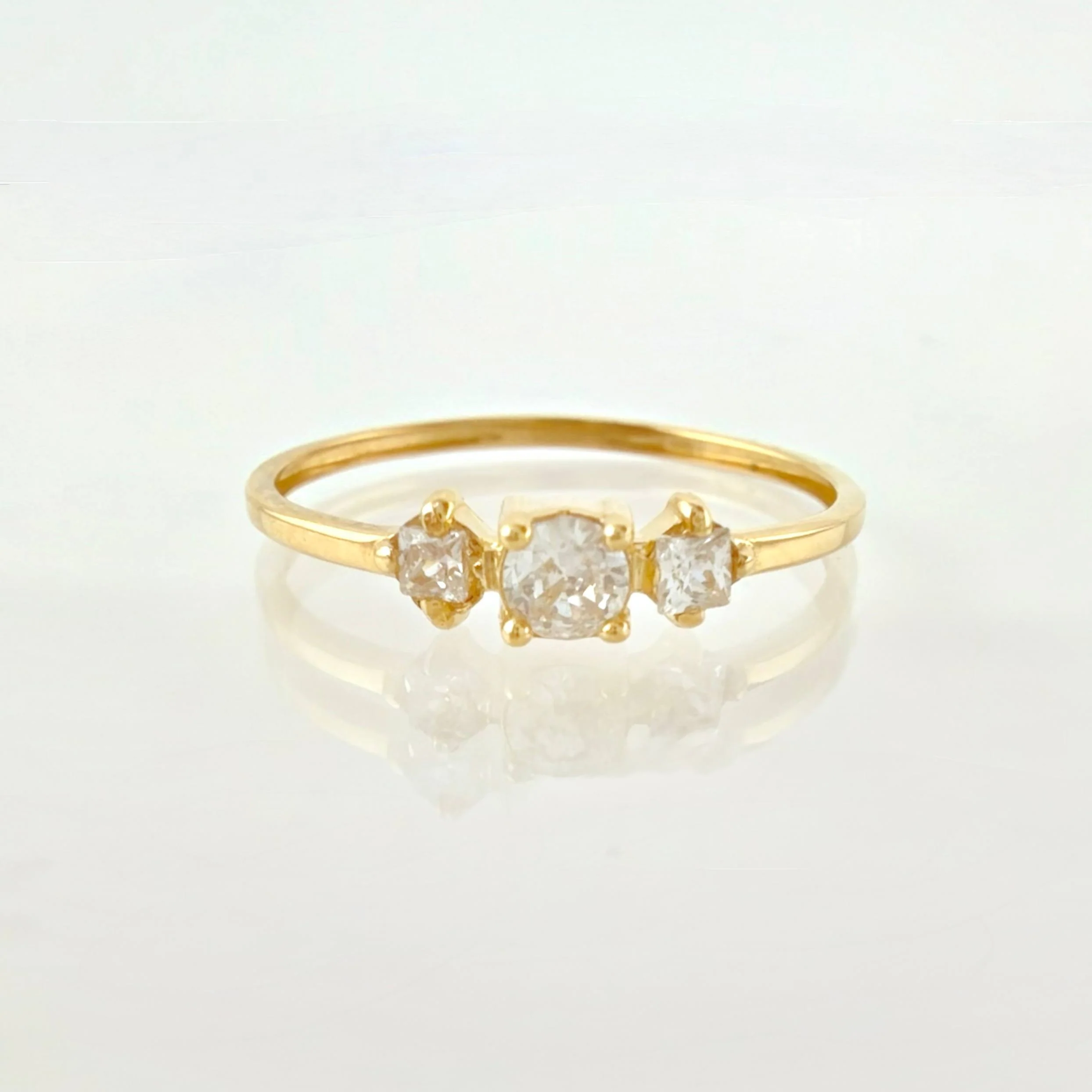 Anillo Solitario Trio 0.8gr / T5 3/4 / Oro Amarillo 18K
