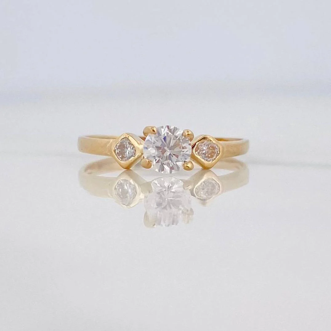 Anillo Solitario Trio 1.5 g / T6 Oro Amarillo 18K