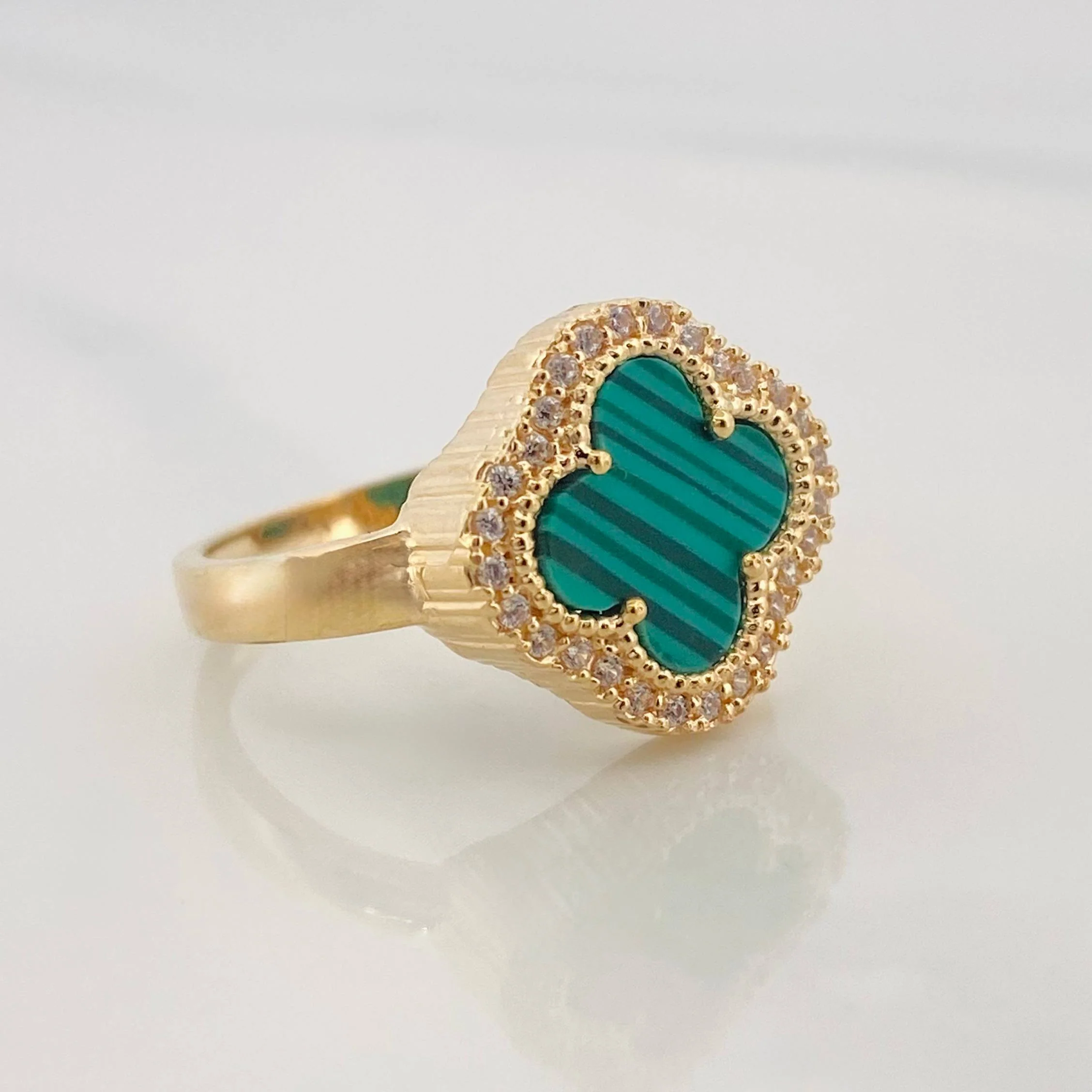 Anillo Trebol 3.95g / T7 Oro Amarillo 18K - Image 2