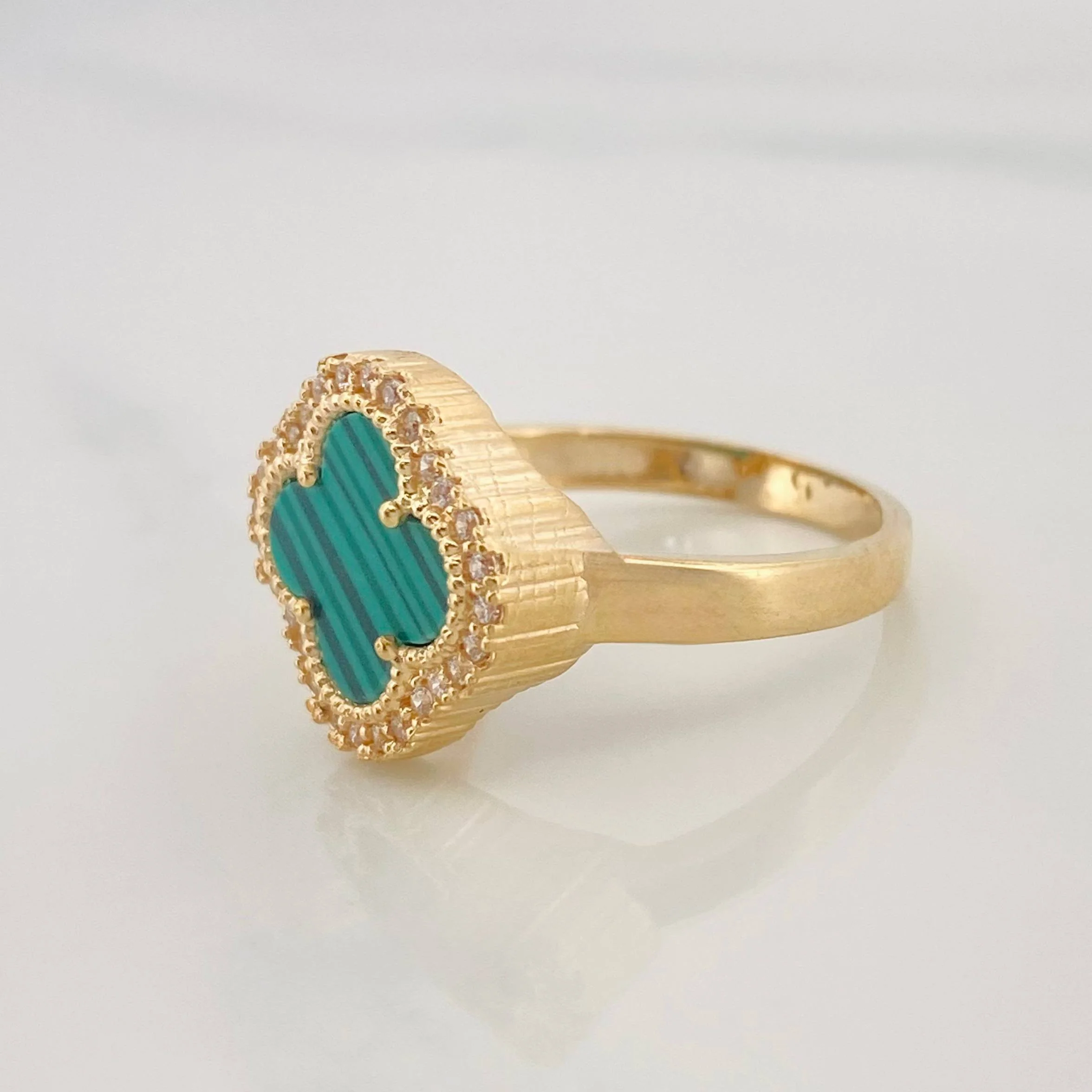 Anillo Trebol 3.95g / T7 Oro Amarillo 18K - Image 3