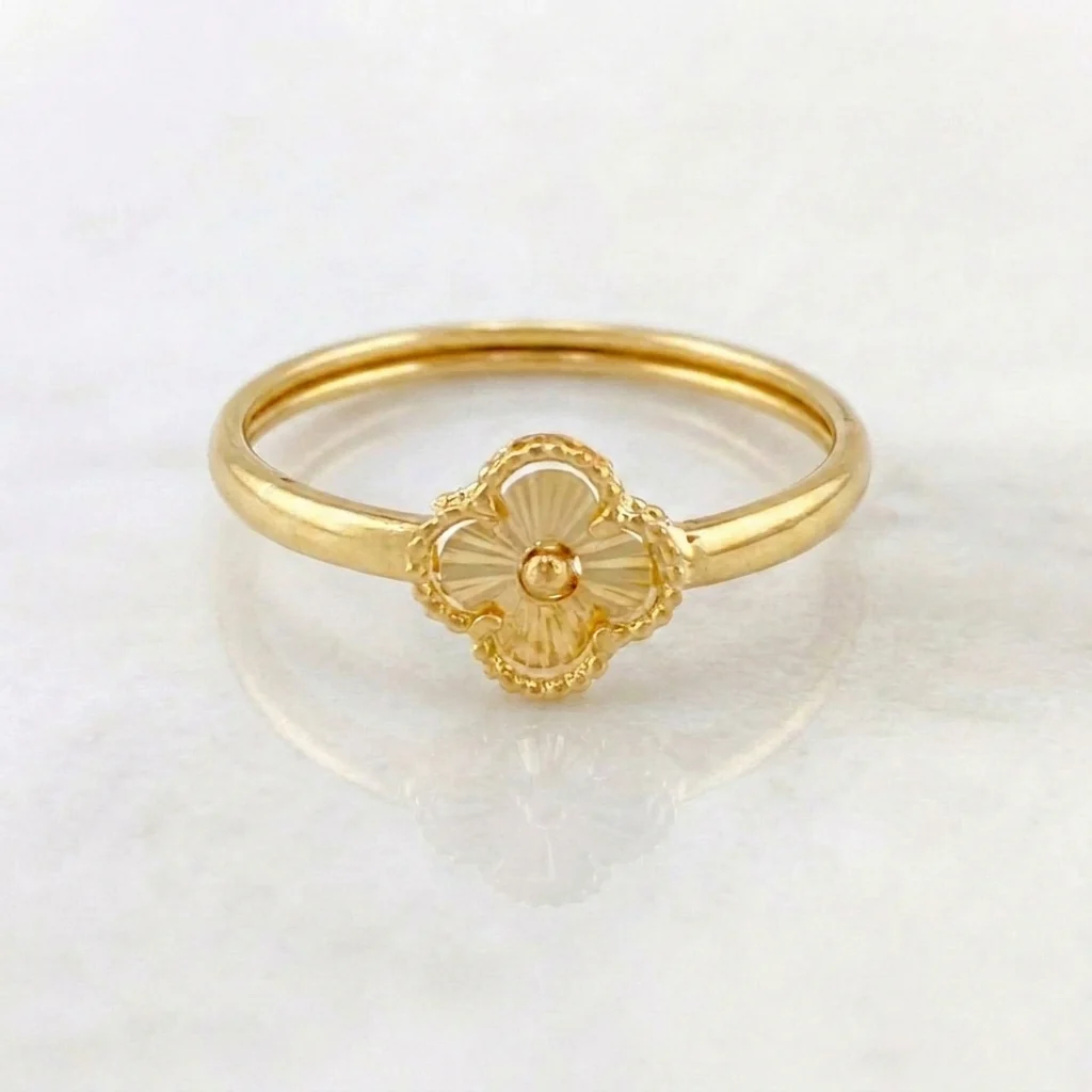 Anillo Trebol Diamantado 0.95 g / T7 3/4 Oro Amarillo 18K