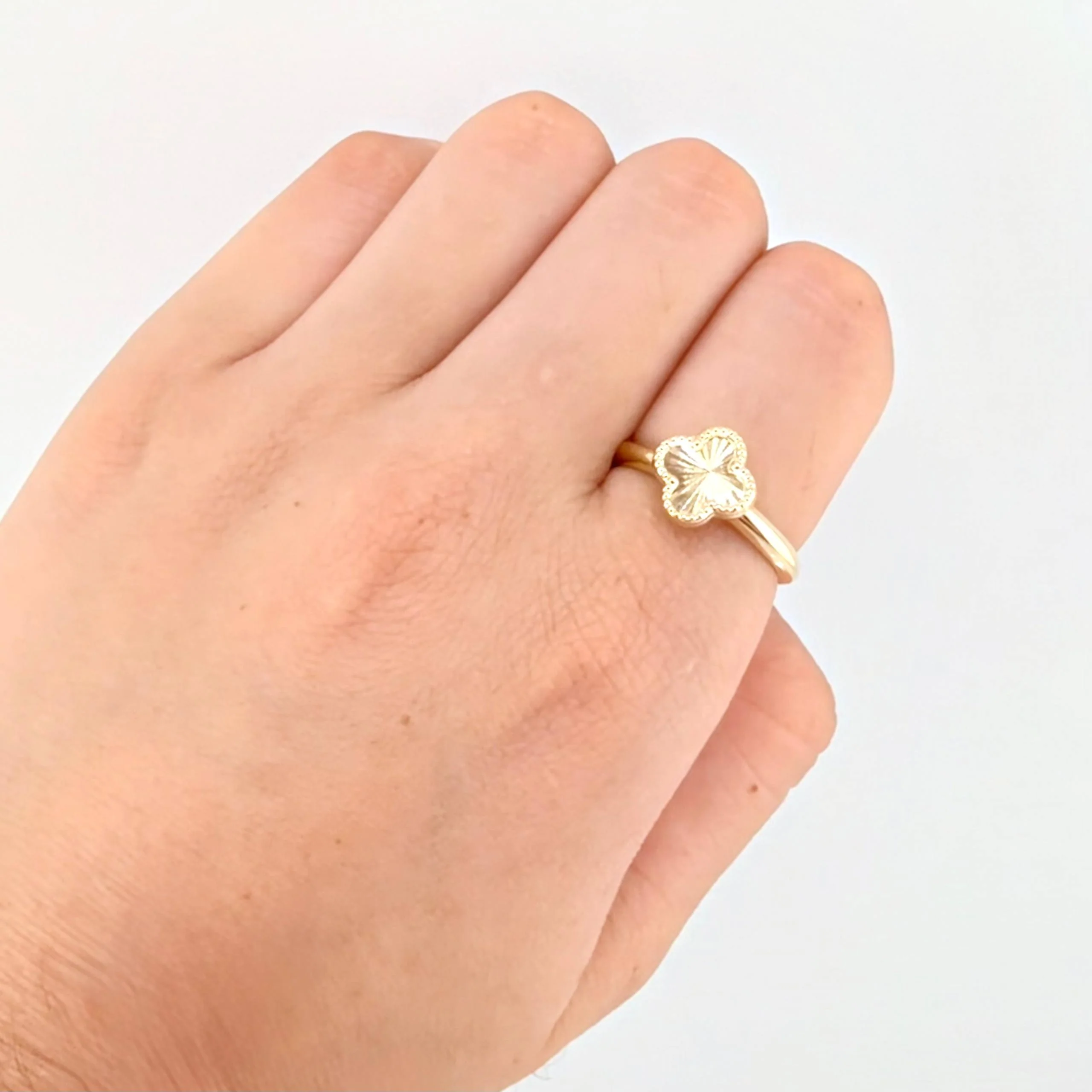 Anillo Trebol Diamantado 1.05gr / T6 / Oro Amarillo 18K © - Image 4