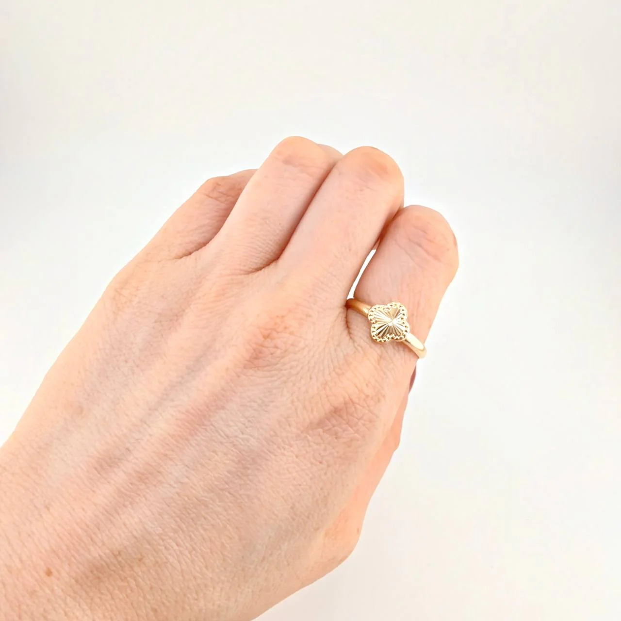 Anillo Trebol Diamantado 1.1g / T10 Oro Amarillo 18K - Image 4