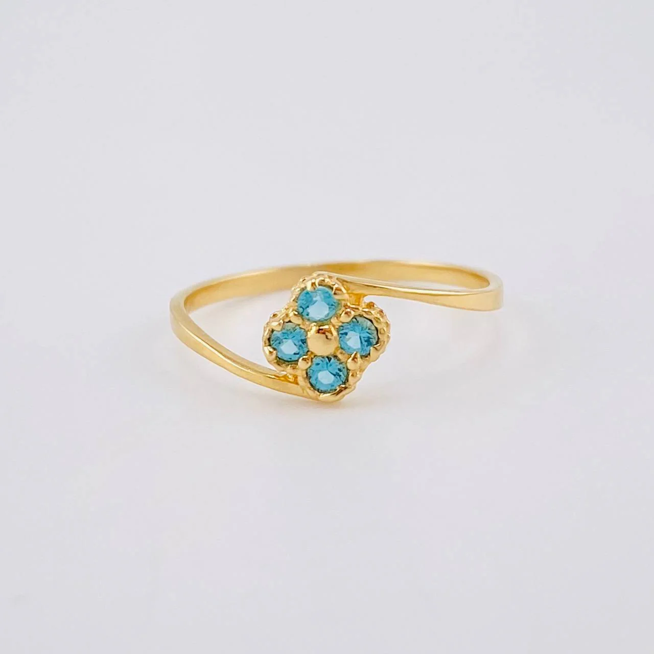 Anillo Trebol Linea Invertida 1.1 g / T6 Oro Amarillo 18K