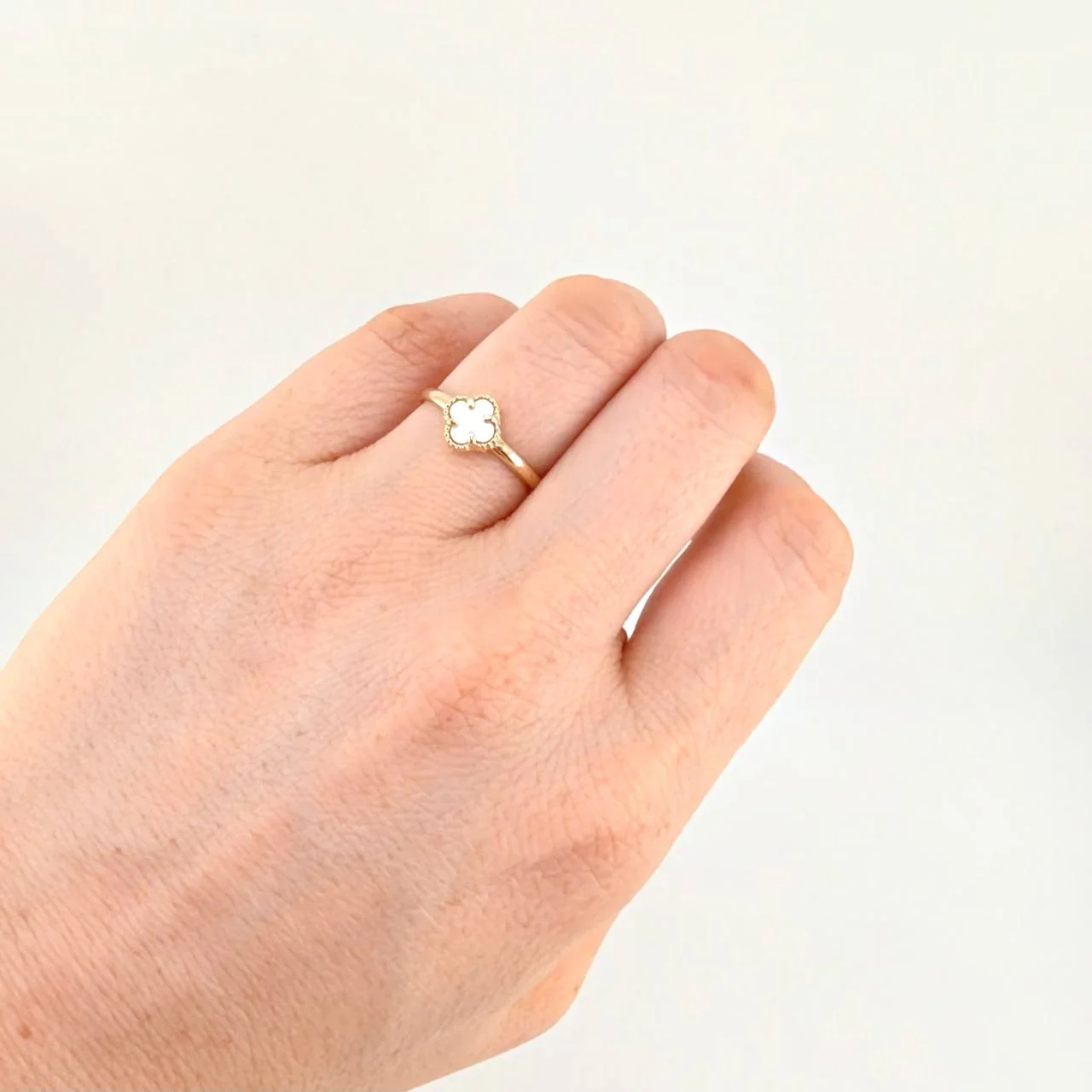 Anillo Trebol Nacar Blanco 1.15 g / T6 Oro Amarillo 18K - Image 4