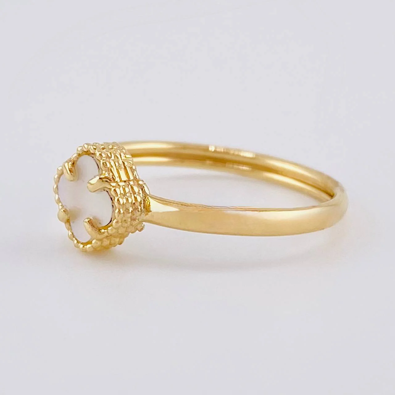 Anillo Trebol Nacar Blanco 1.2 g / T6 3/4 Oro Amarillo 18K - Image 2