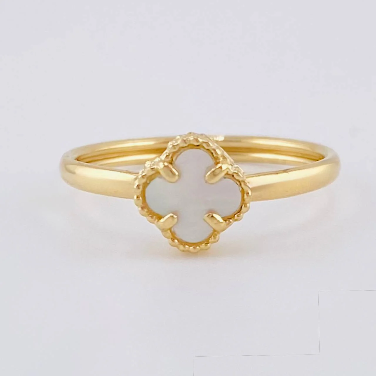 Anillo Trebol Nacar Blanco 1.25 g / T8 1/2 Oro Amarillo 18K