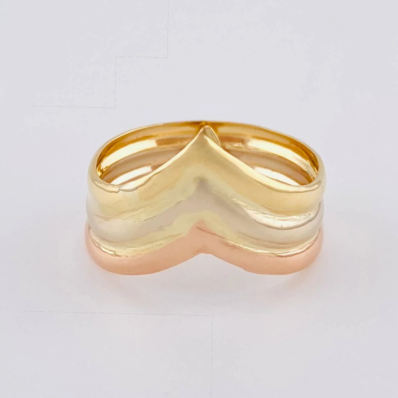 Anillo Tres Lineas Enlazadas 2.1 g / T8 1/2 Tres Oros 18K
