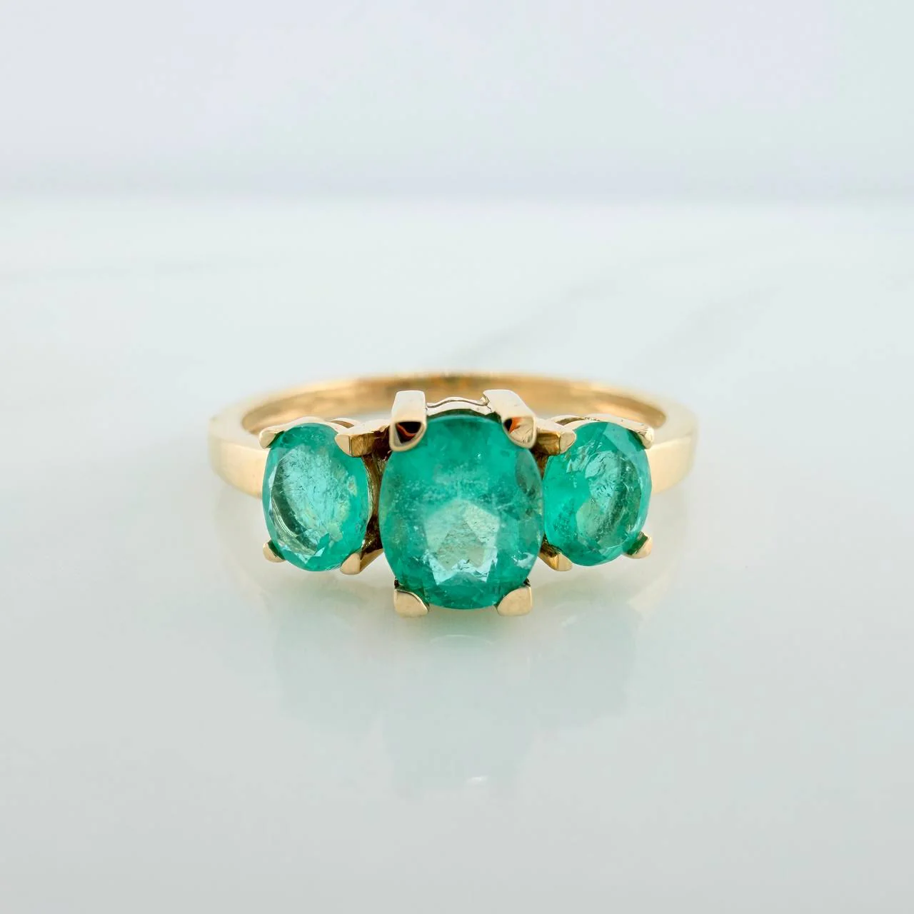 Anillo Trilogia Esmeraldas 1.03 qts 2.4gr / T6 1/4 / Oro Amarillo 18K %
