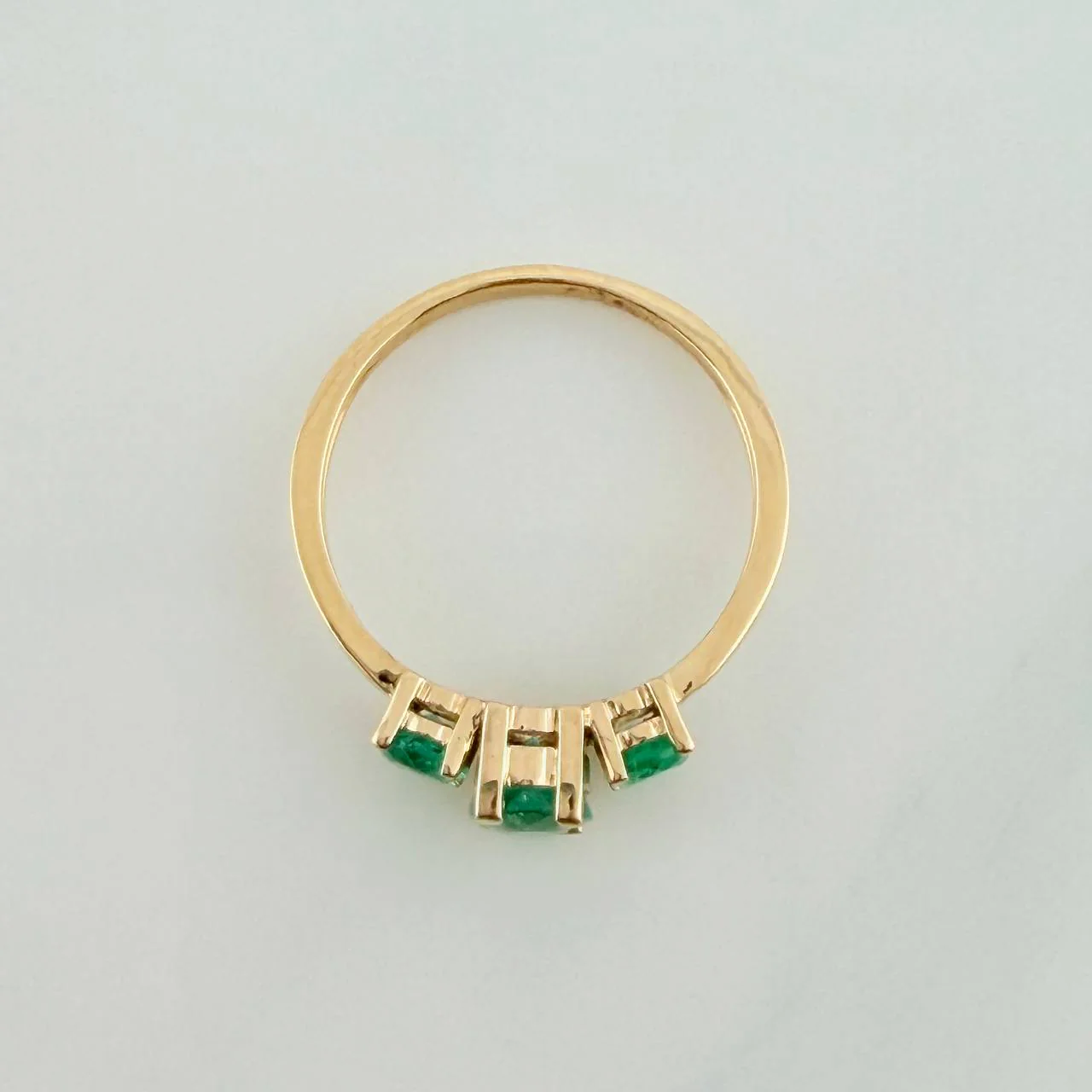 Anillo Trilogia Esmeraldas 1.03 qts 2.4gr / T6 1/4 / Oro Amarillo 18K % - Image 2