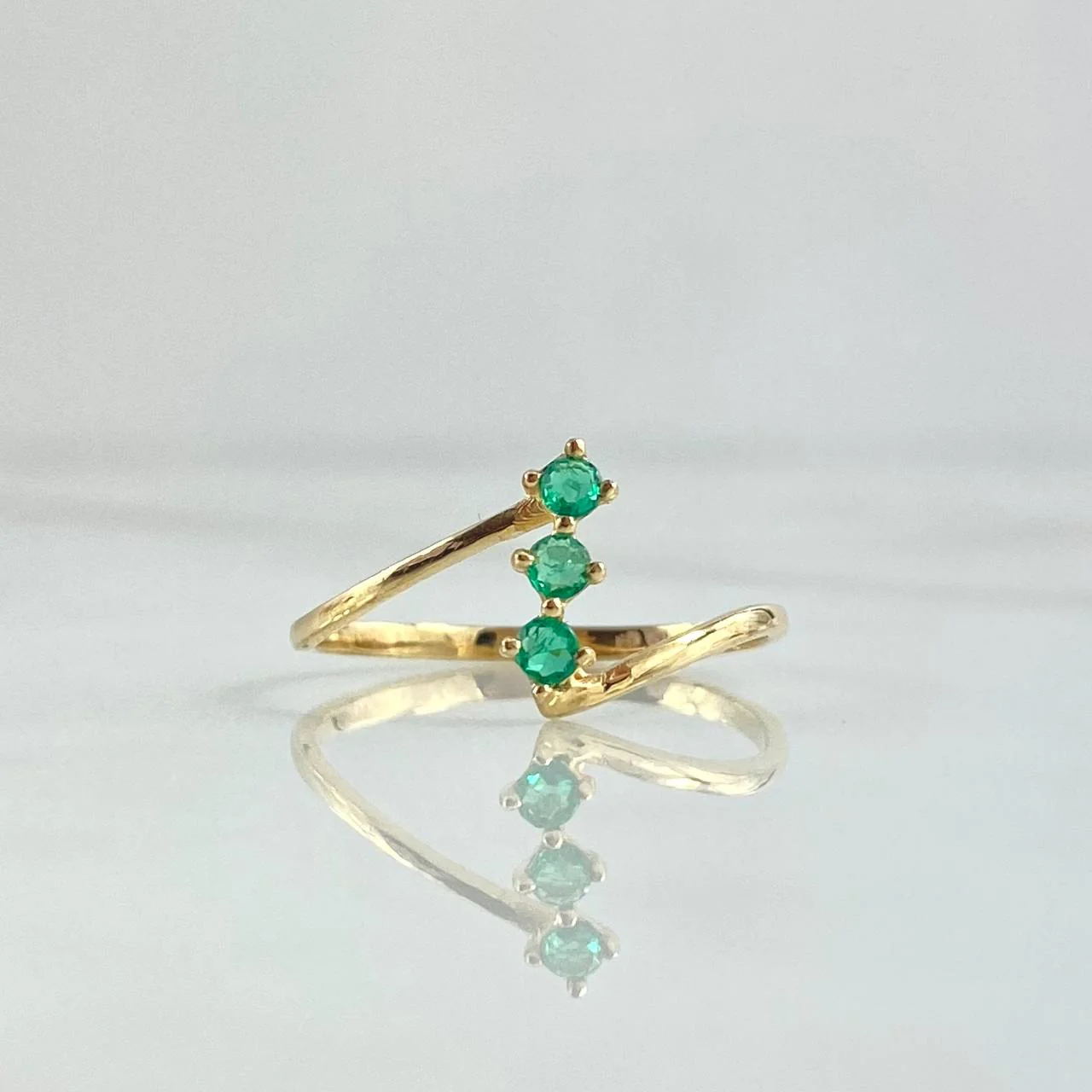 Anillo Trio Vertical Esmeraldas 18Pts 1.2 g / T7 1/2 Oro Amarillo 18K