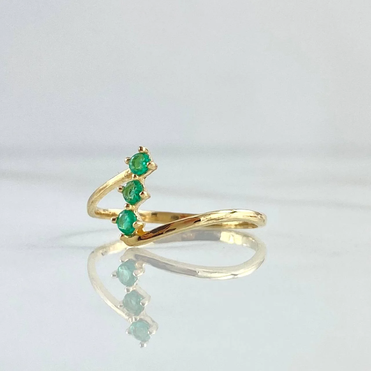 Anillo Trio Vertical Esmeraldas 18Pts 1.2 g / T7 1/2 Oro Amarillo 18K - Image 2