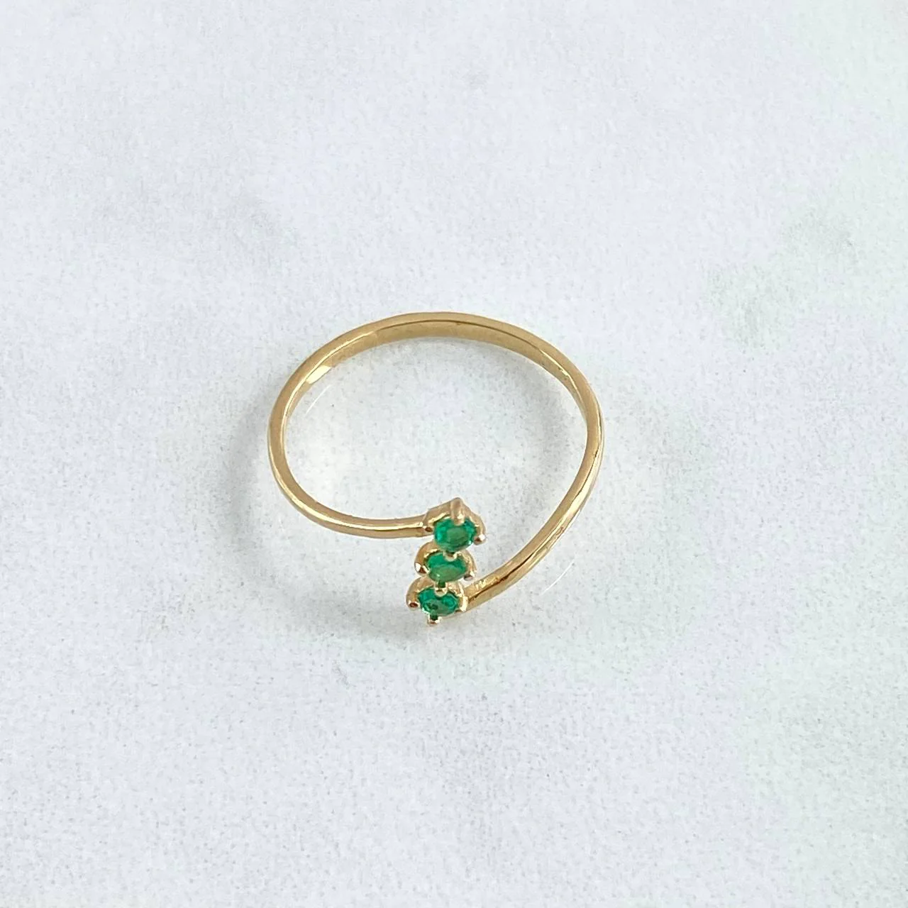 Anillo Trio Vertical Esmeraldas 18Pts 1.2 g / T7 1/2 Oro Amarillo 18K - Image 3