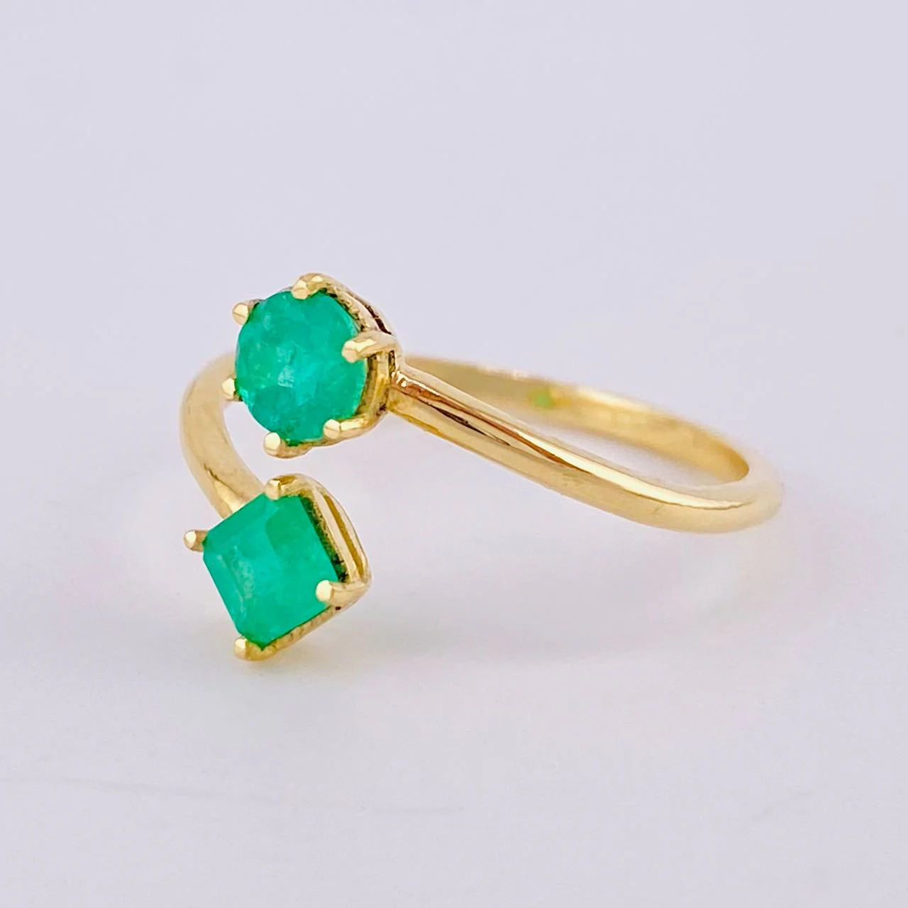 Anillo Tu Y Yo Esmeraldas 80Pts 1.9 g / T6 1/2 Oro Amarillo 18K - Image 2