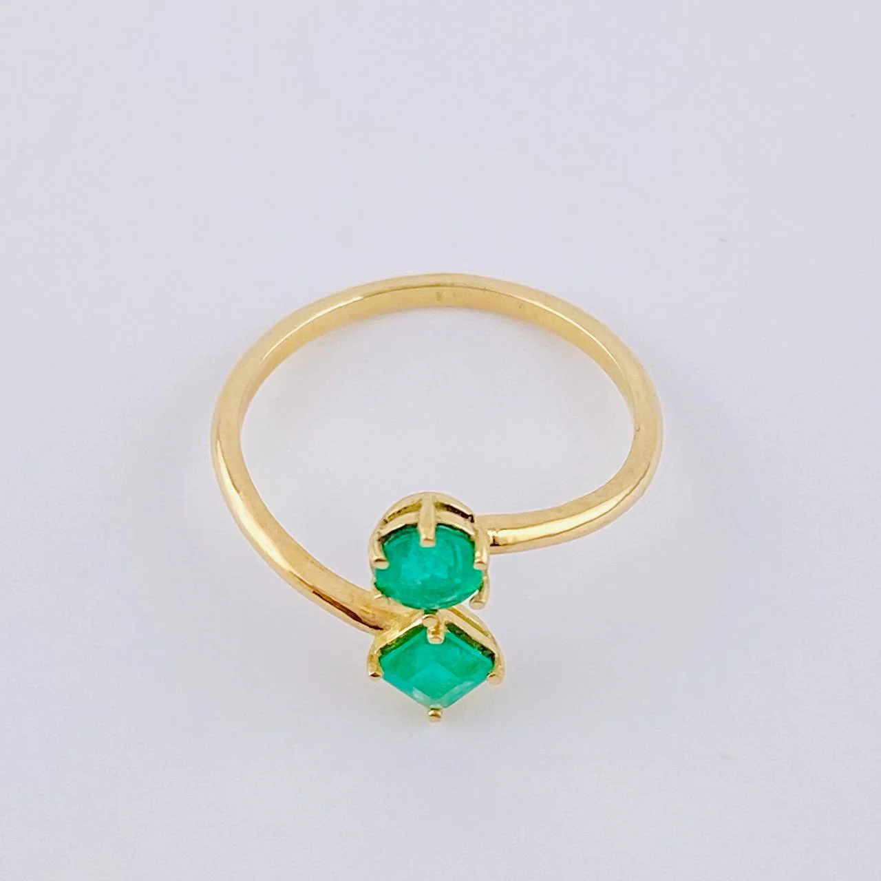 Anillo Tu Y Yo Esmeraldas 80Pts 1.9 g / T6 1/2 Oro Amarillo 18K - Image 3