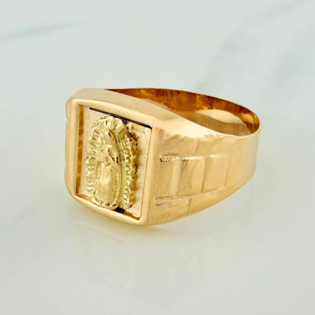 Anillo Virgen de Guadalupe 3.3gr / T10 3/4 / Oro Amarillo 18K $ - Image 2