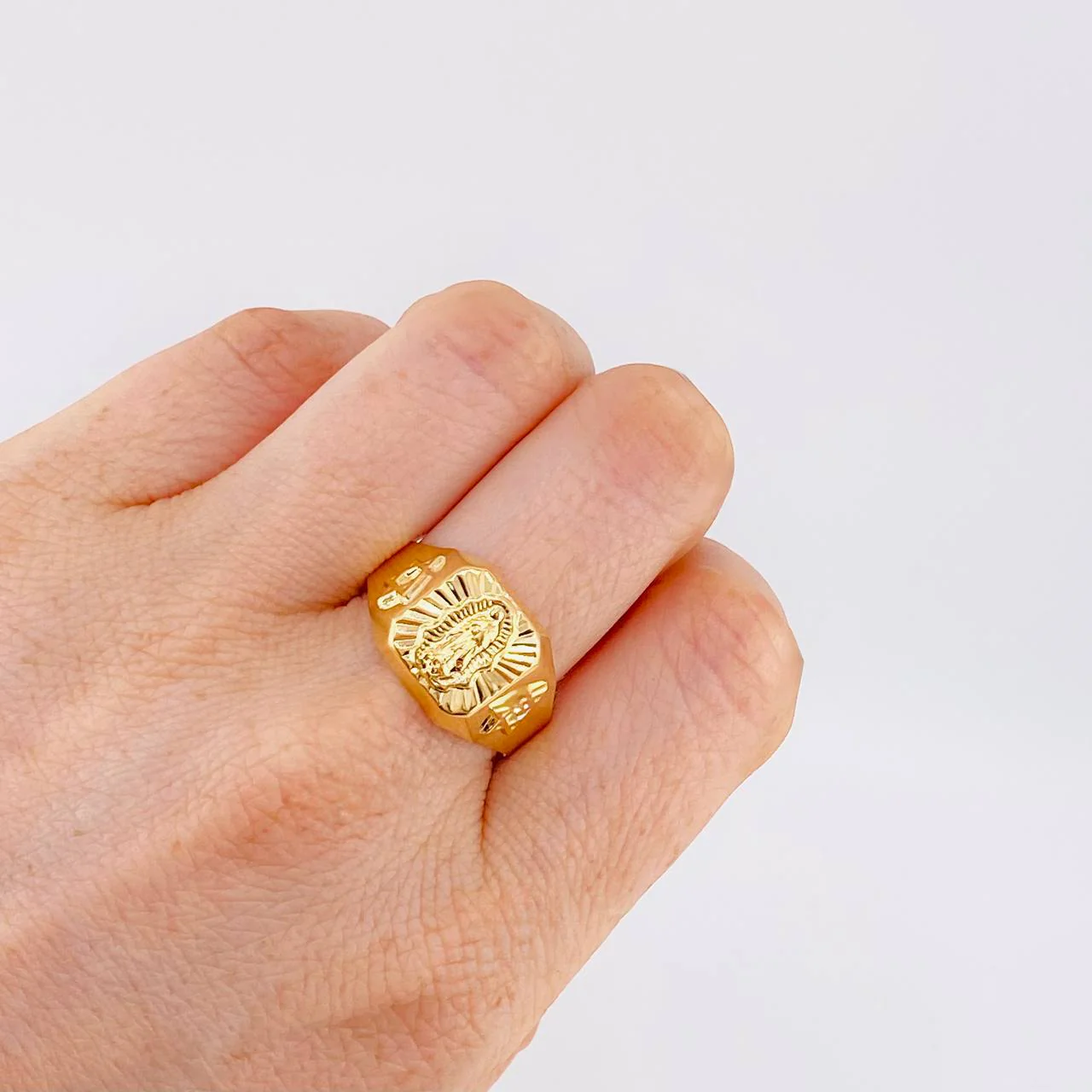 Anillo Virgen Guadalupe Diamantada 3.1 g / T11 Oro Amarillo 18K - Image 4