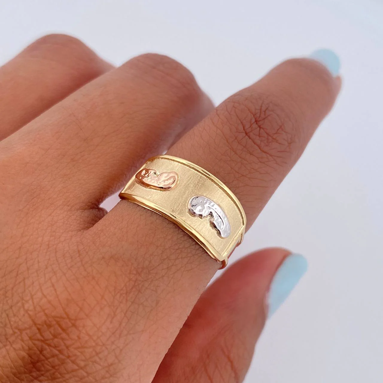 Anillo Virgen Maria 1.7g / T8 1/2 Tres Oros 18K - Image 4