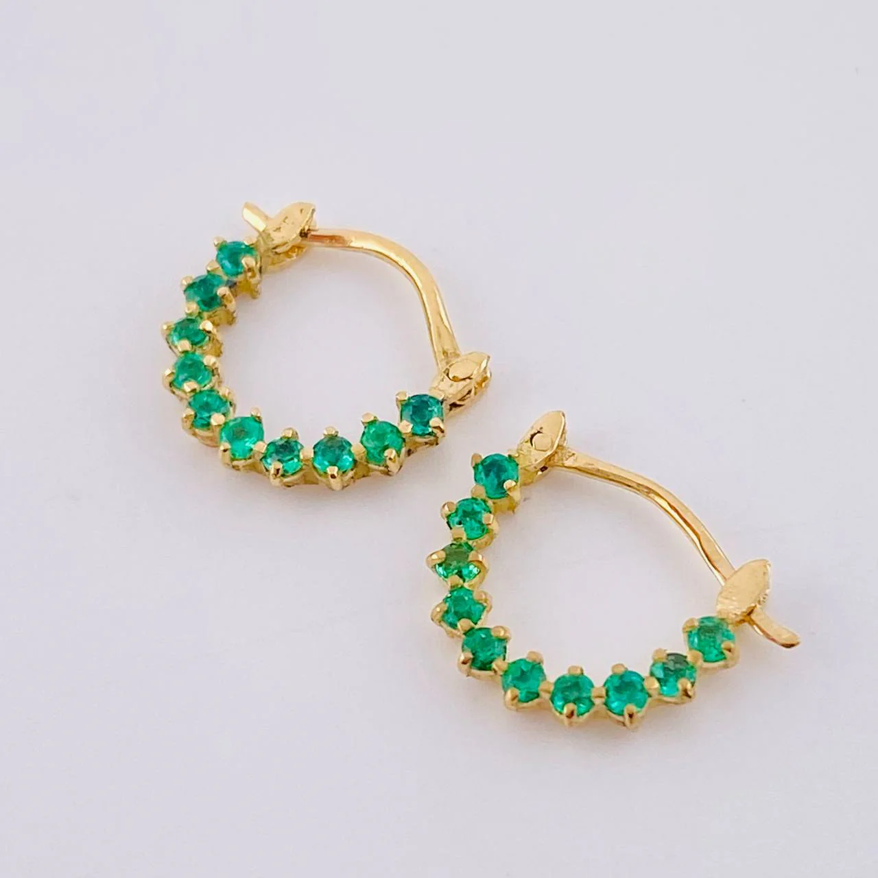 Candongas Arco Media Luna Esmeraldas 30pts 1.45gr / 1.3cm / Oro Amarillo 18K - Image 2