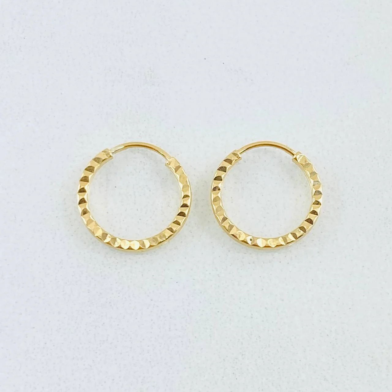 Candongas Aro Rayado 0.4gr / 1cm / Oro Amarillo 18K ©