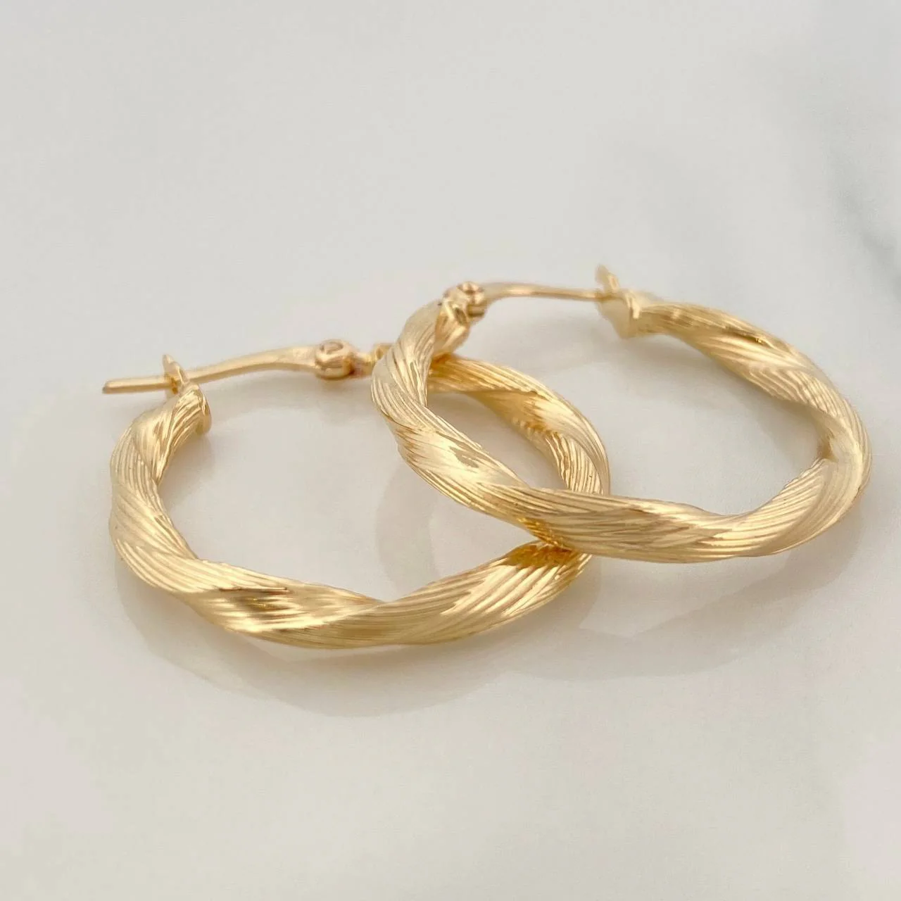 Candongas Bella 1.8 g / 2.5 cm Oro Amarillo 18K - Image 3