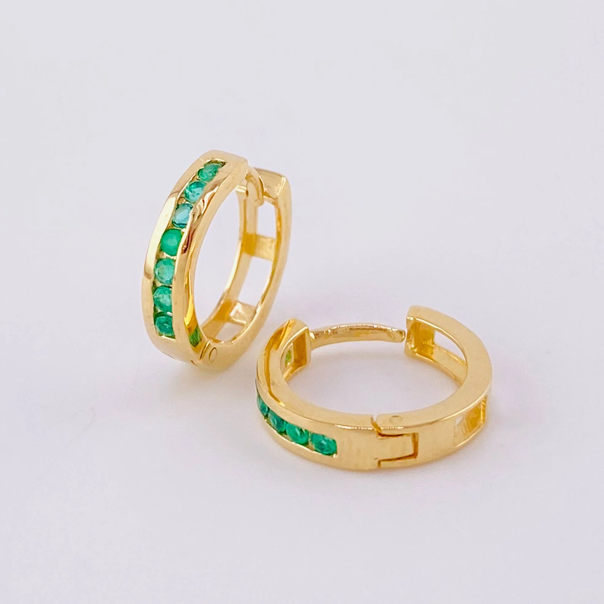 Candongas Carril Esmeraldas 13pts 1.6g / 1cm Oro Amarillo 18K - Image 3