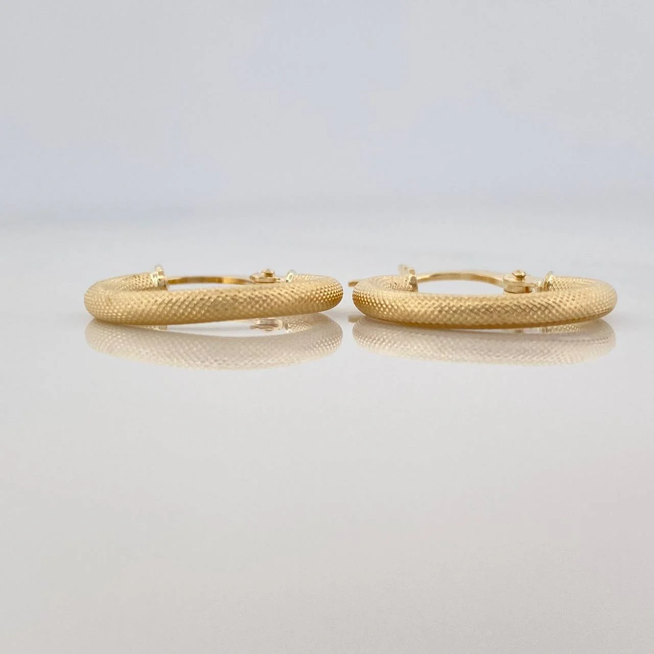Candongas Cloe Escamada 1.9 g / 2 cm Oro Amarillo 18K - Image 4