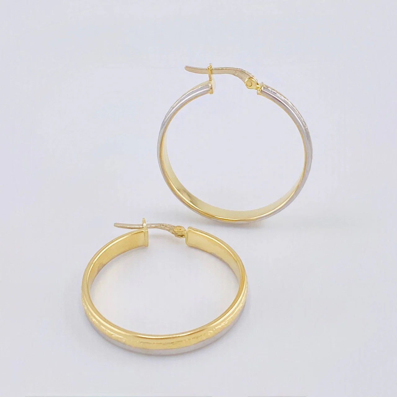 Candongas Escamado Parcial 3.75gr / 3.3cm / Dos Oros Amarillo Blanco 18K - Image 3
