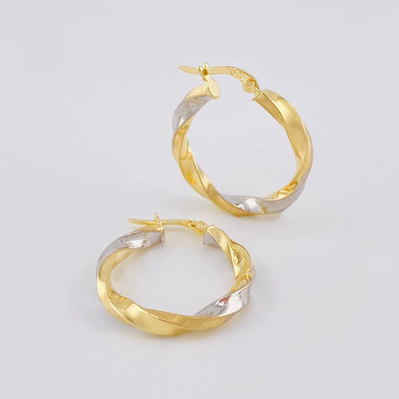 Candongas Ferchi Espiral Mate 2.8 g / 2.5 cm Dos Oros Amarillo Blanco 18K - Image 3