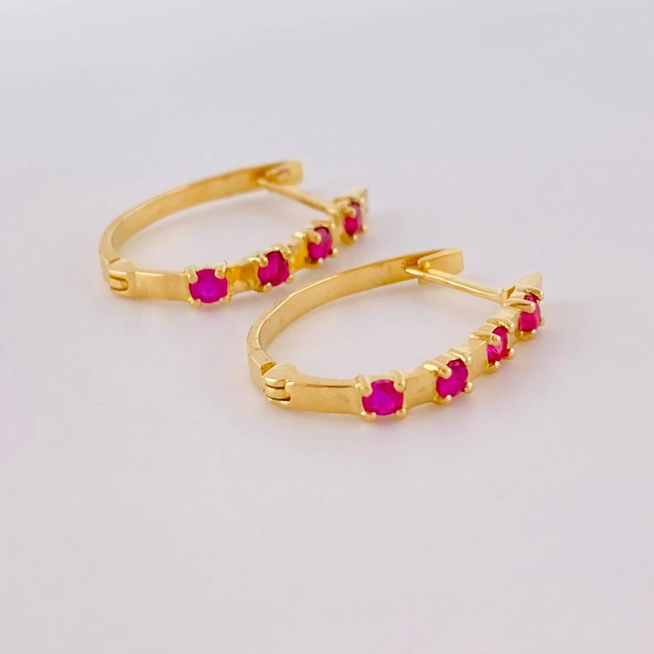 Candongas Huggy Fucsias Rubíes 31pts 1.75g / 1.7cm Oro Amarillo 18K - Image 3
