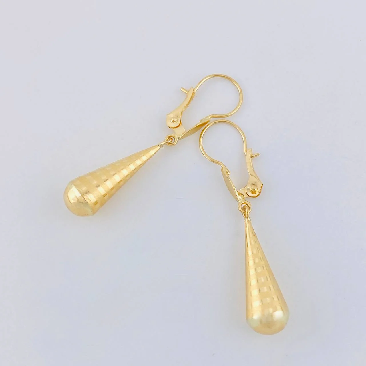Candongas Lagrima 0.75 g / 3.9 cm Oro Amarillo 18K - Image 4