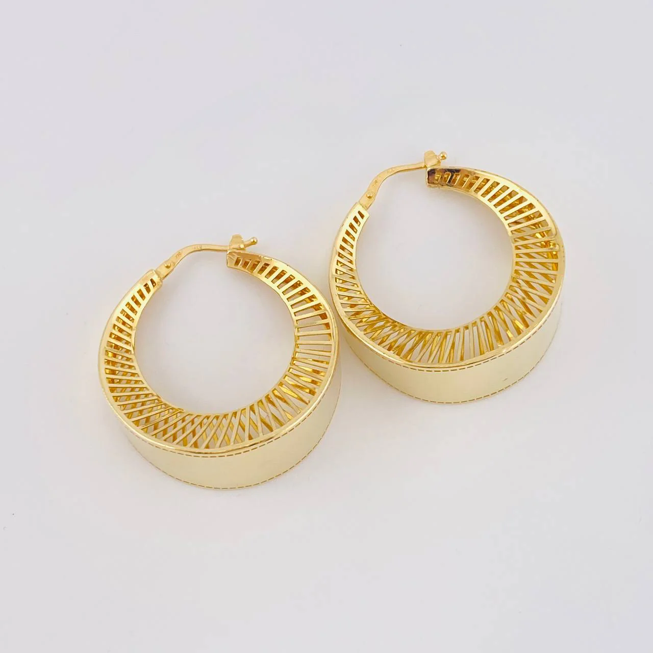Candongas Mezzaluna Rayada 9.2 g / 3.4 cm Oro Amarillo 18K - Image 3