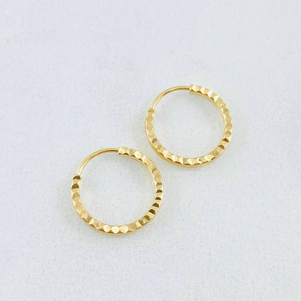 Candongas Mini Aro Rayado 0.6 g / 1.3 cm Oro Amarillo 18K - Image 3