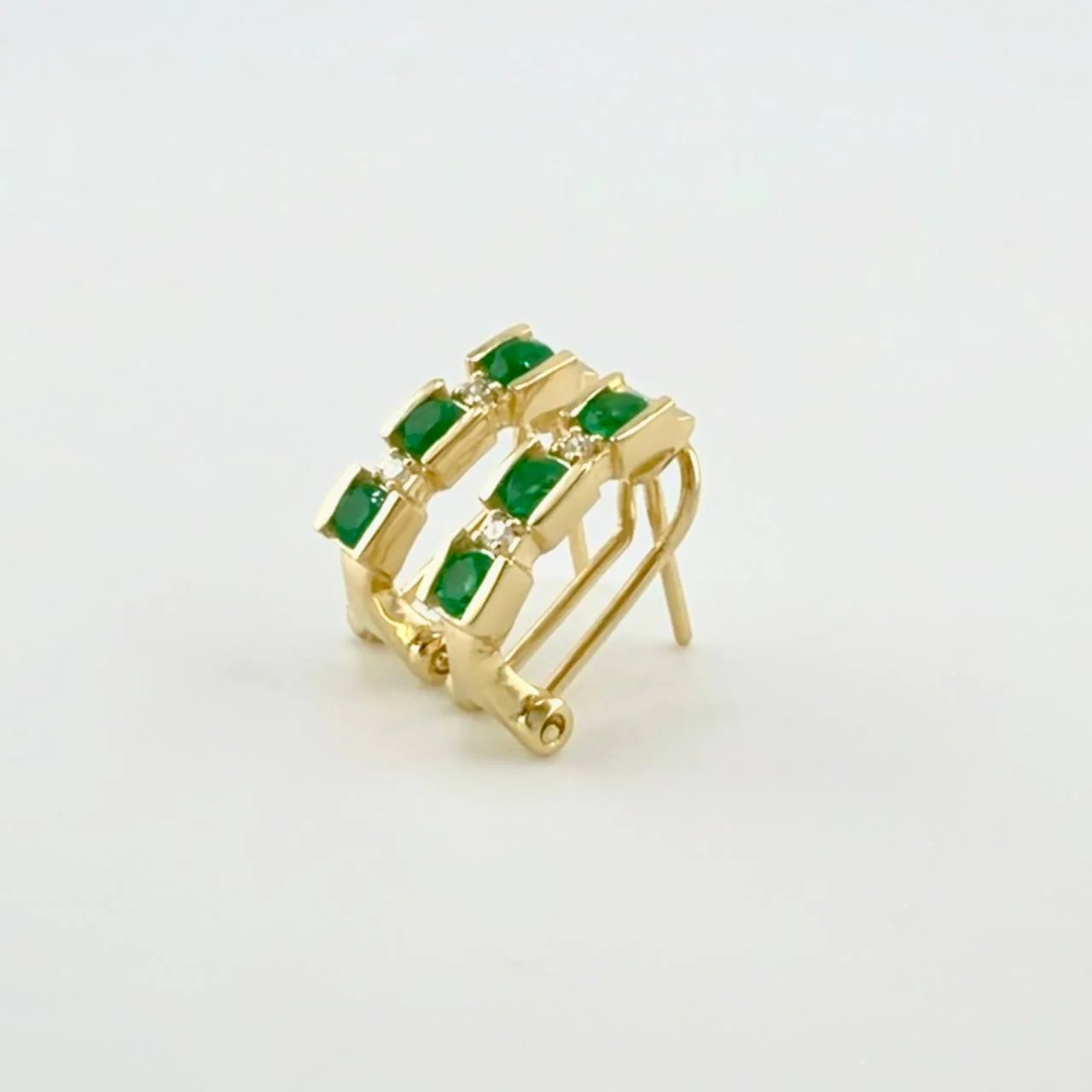 Candongas Omega Trio Diamantes 6pts Esmeraldas 55pts 3.85g / 1.4cm Oro Amarillo 18K - Image 2