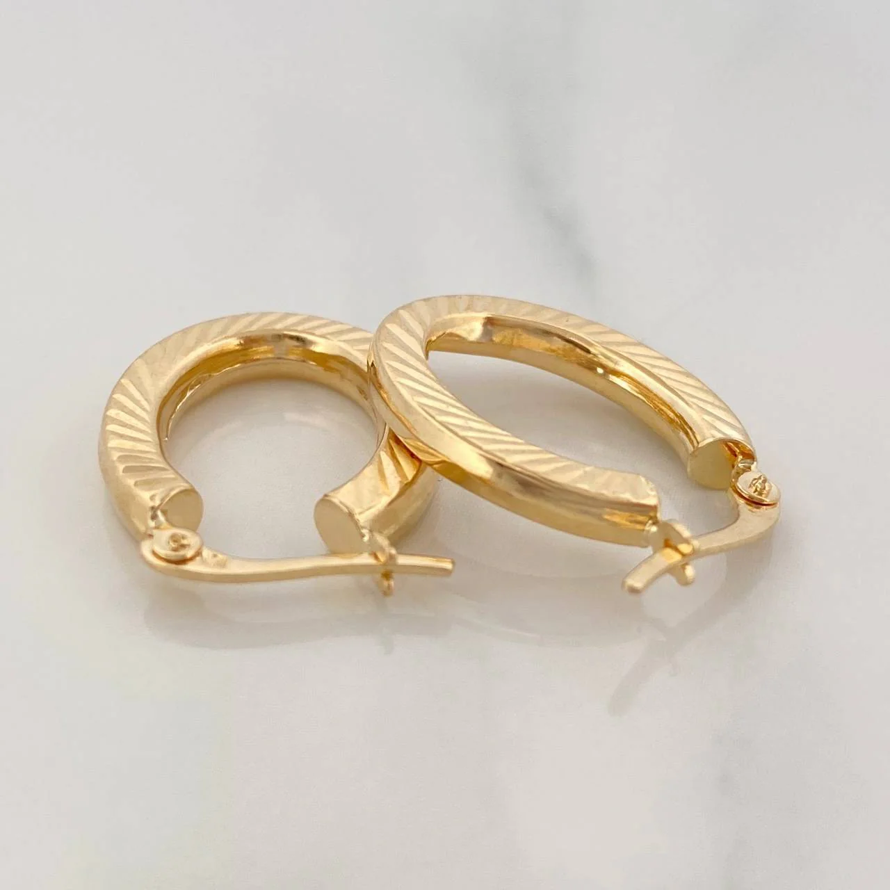 Candongas Ovaladas Rayadas 2.3 g / 2 cm Oro Amarillo 18K - Image 3
