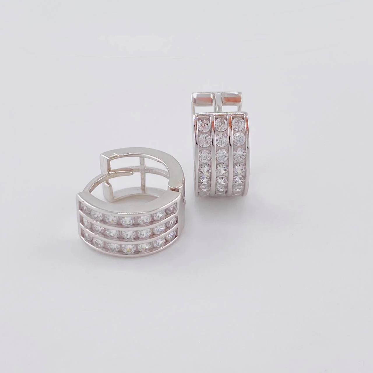 Candongas Triple Carril Basteado 3.45 g / 1 cm Oro Blanco 18K - Image 3