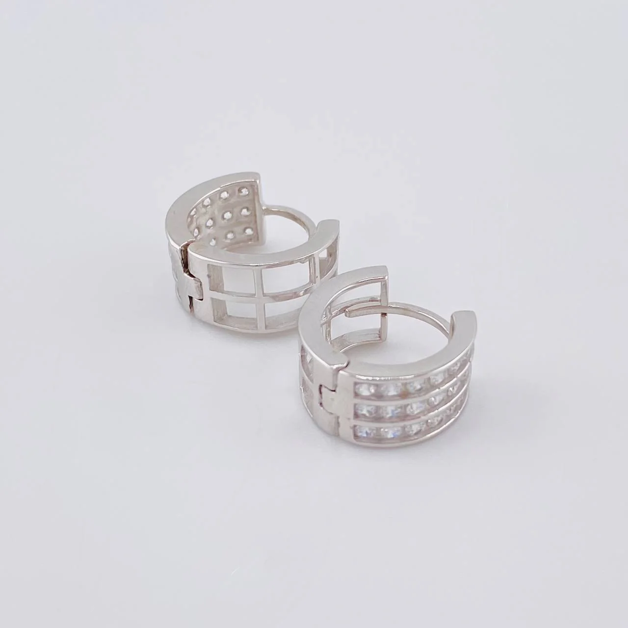 Candongas Triple Carril Basteado 3.45 g / 1 cm Oro Blanco 18K - Image 4