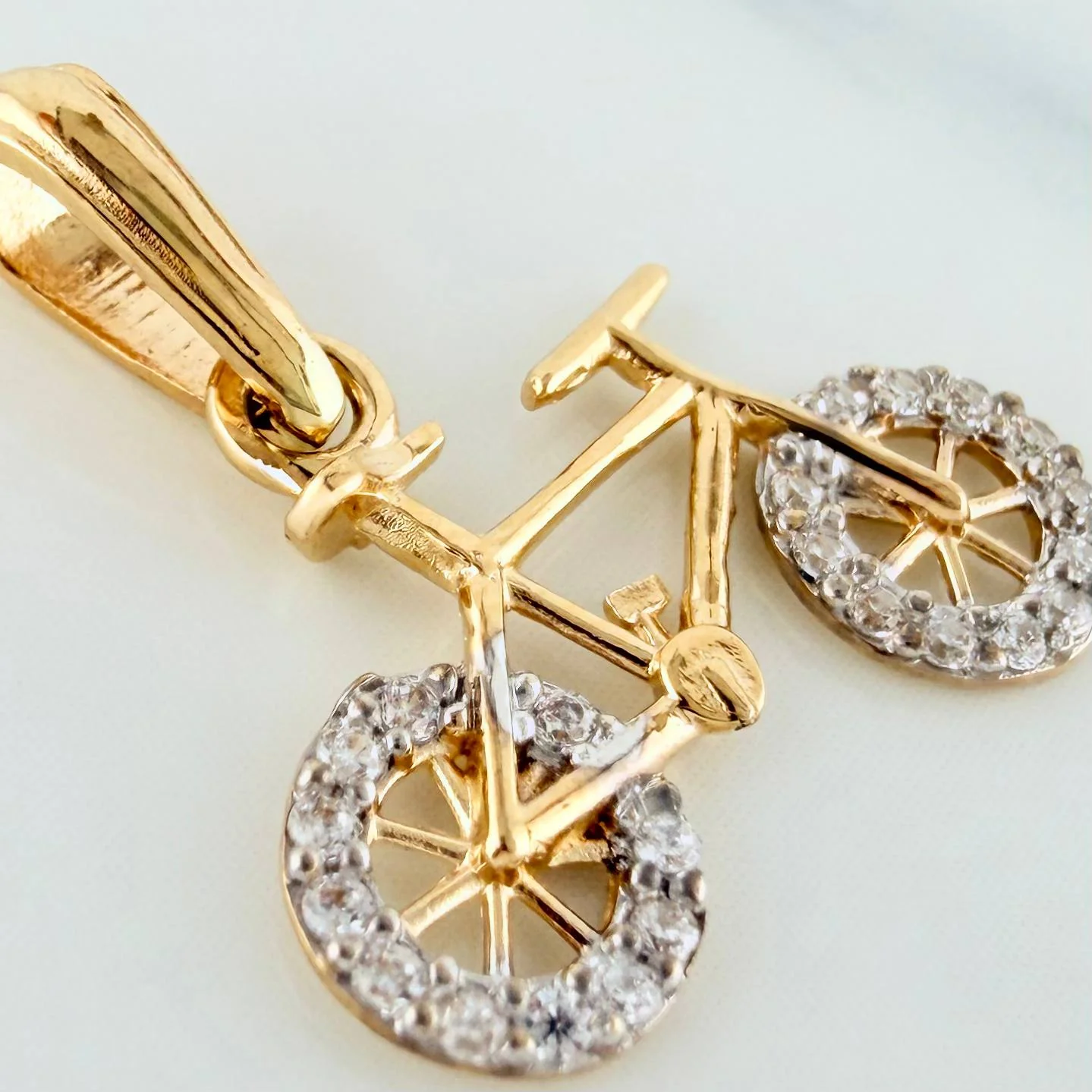 Dije Bicicleta 0.95 g / 1.8 cm Dos Oros Amarillo Blanco 18K - Image 3