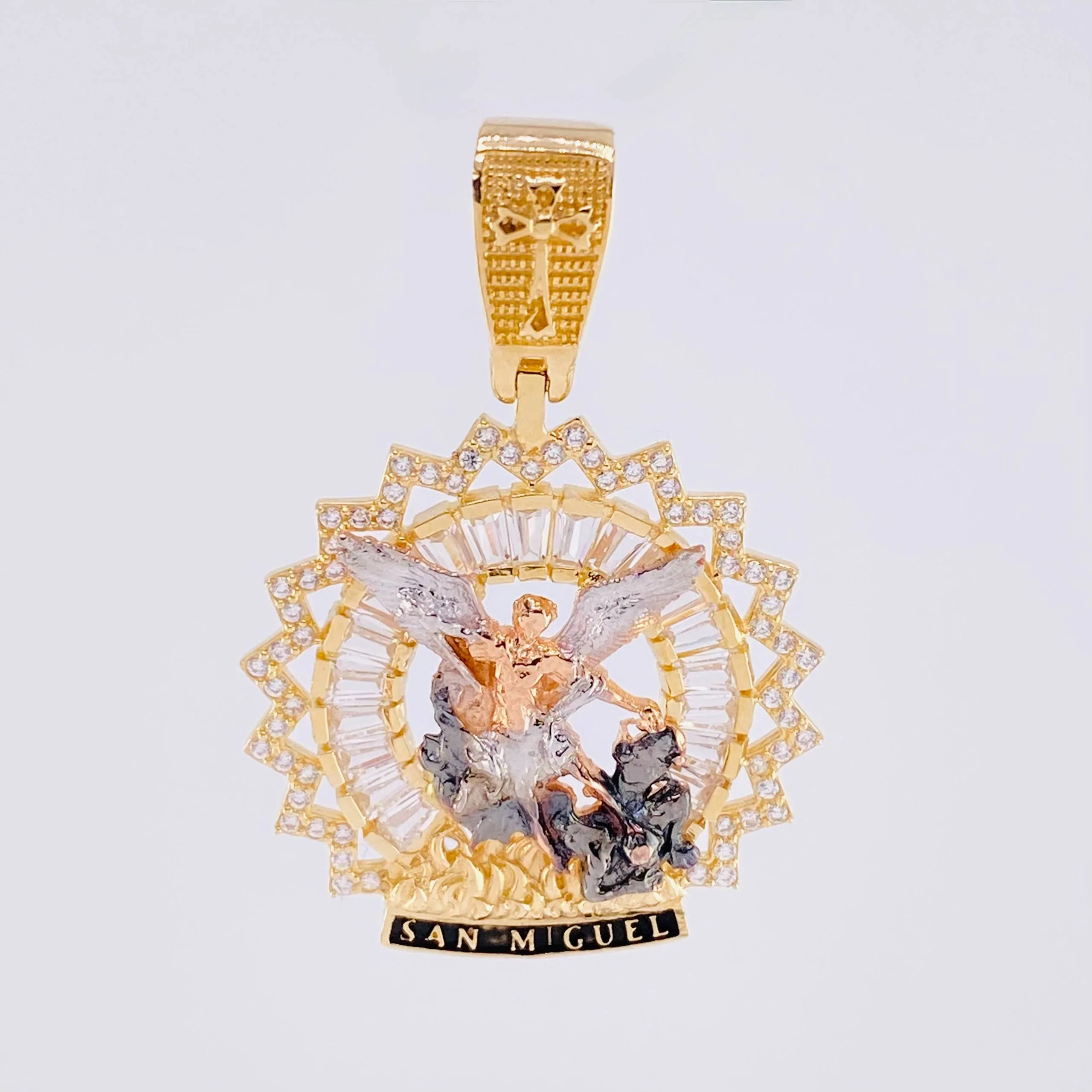 Dije Bordeado San Miguel 6.7g / 3.9cm Tres Oros 18K - Image 2