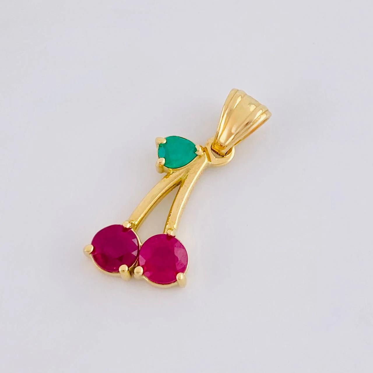 Dije Cerezas Esmeralda 6pts Zafiros 20pts 2.5g / 2.3cm Oro Amarillo 18K - Image 3